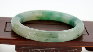 豪8印象翡翠是真的吗？带你一探究竟揭开其真假谜团